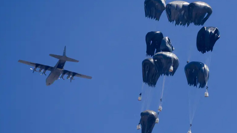 বিমান থেকে গাজায় ২৫ টন খাদ্য ফেলল জর্ডান-আরব আমিরাত